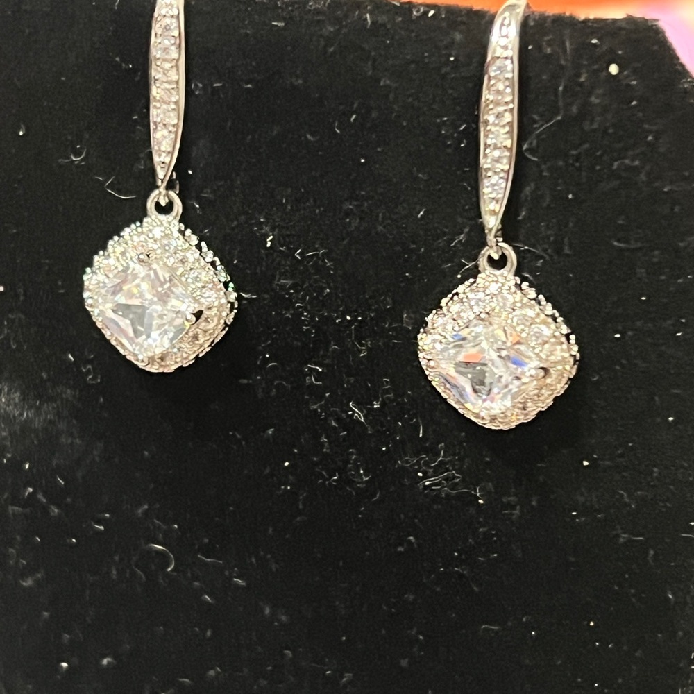 Fashion Jewelry Silver Drop Earrings with Sparkling Stones☑️